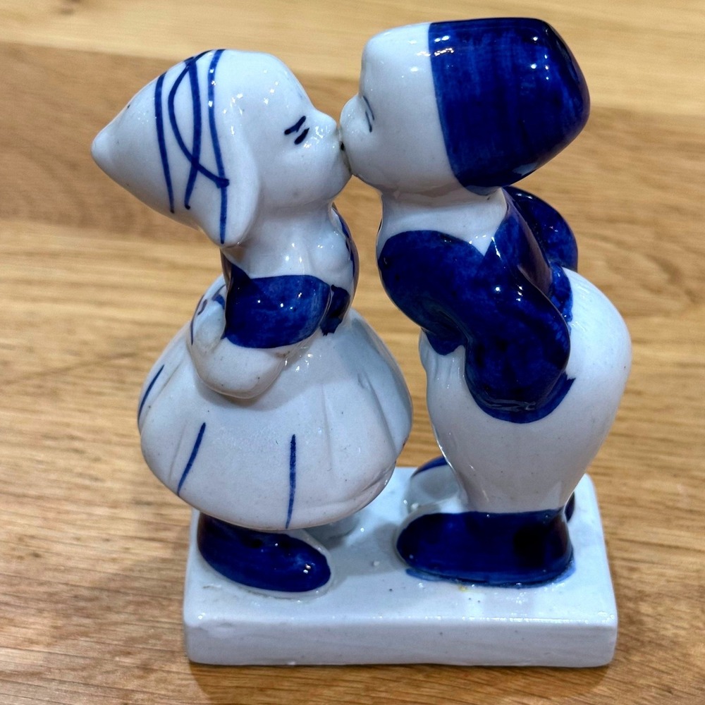 Vintage Delft Blue Dutch Kissing Boy and Girl Ceramic Figurine Holland 4 Inch